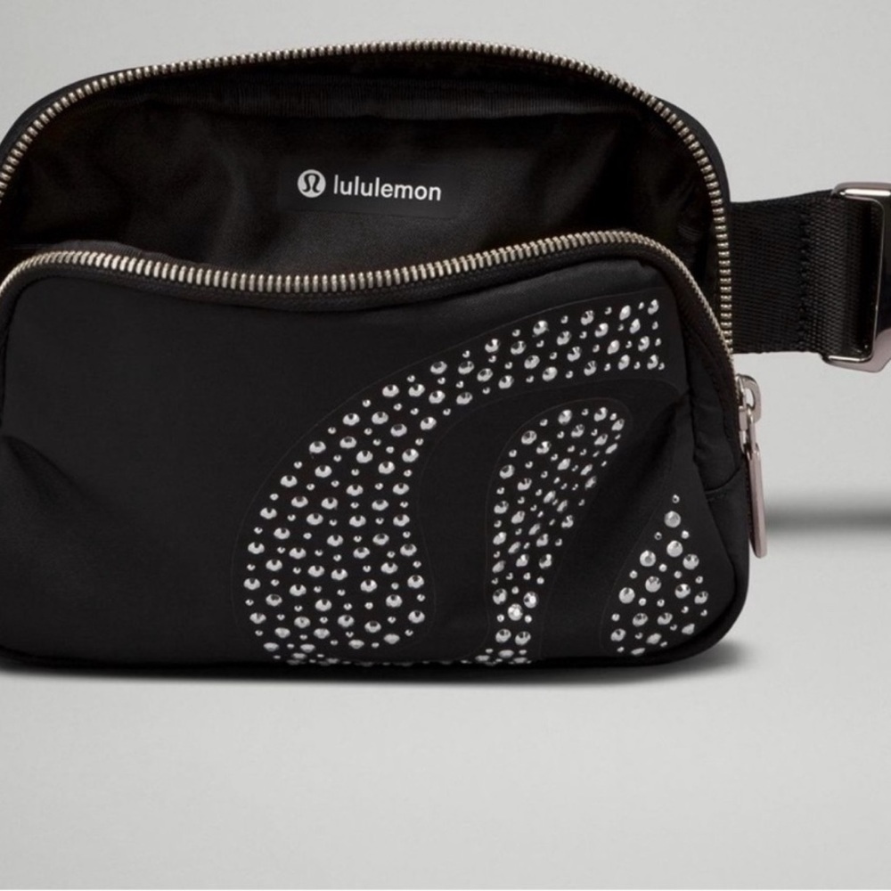 Brand New Never Carried Lululemon Black Everywhere Belt Bag 1L Studded - Picture 5 of 8